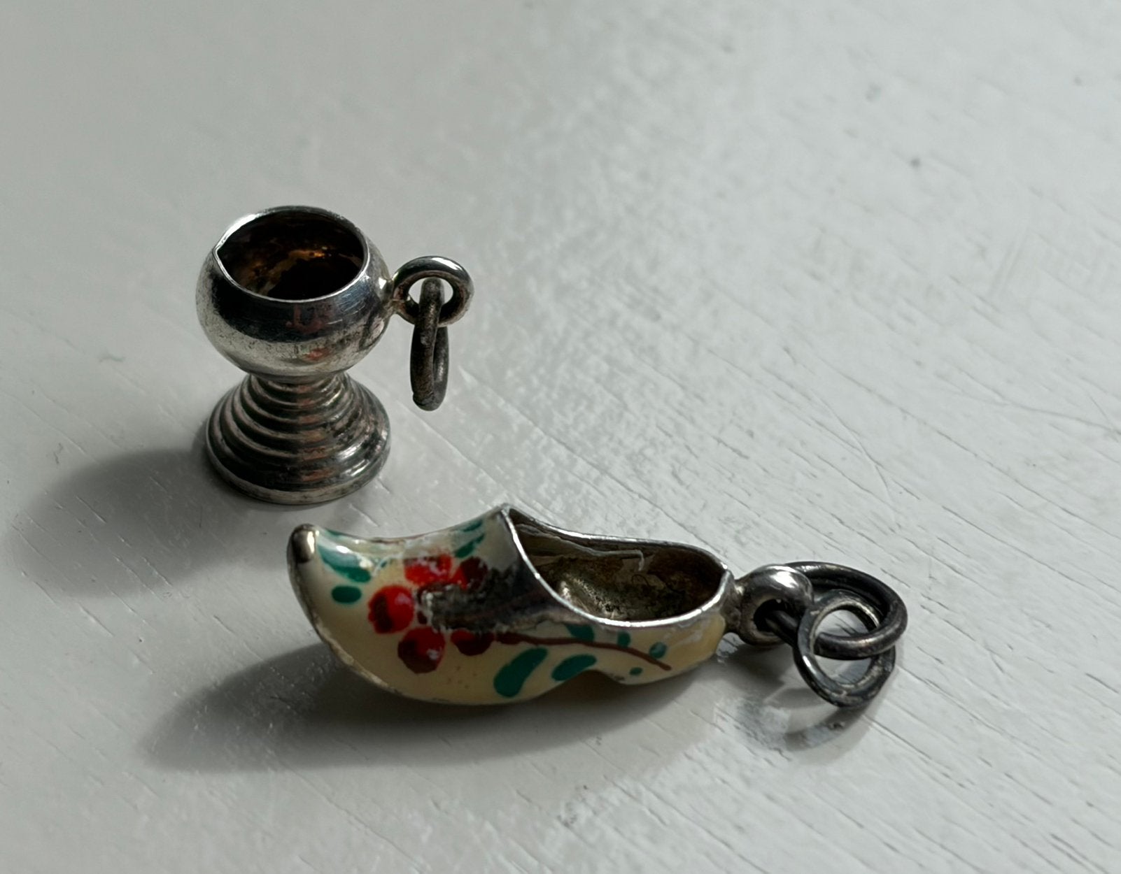 Vintage zilveren Bedels: Klomp & Beker, Gebruikt, 2 of 3 bedels, Zilver, Ophalen