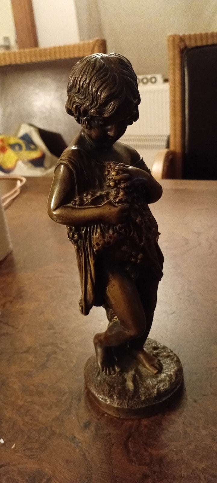 Bronzen beeldje van jongen met druiven, Ophalen, Minder dan 20 cm, Beeld, Bruin