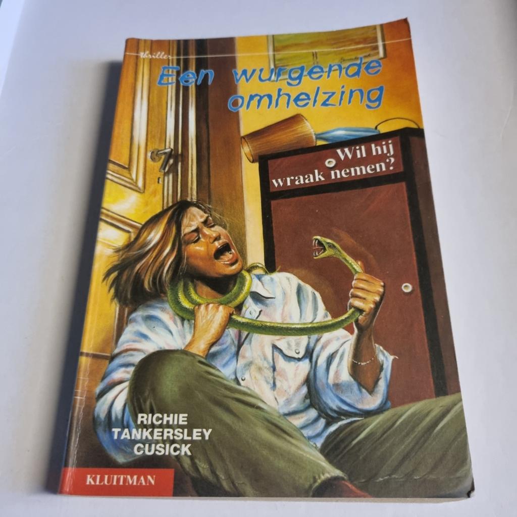 Een wurgende omhelzing - Richie Tankersley Cusick, Boeken, Thrillers, Ophalen of Verzenden, Gelezen, Richie Tankersley Cusick