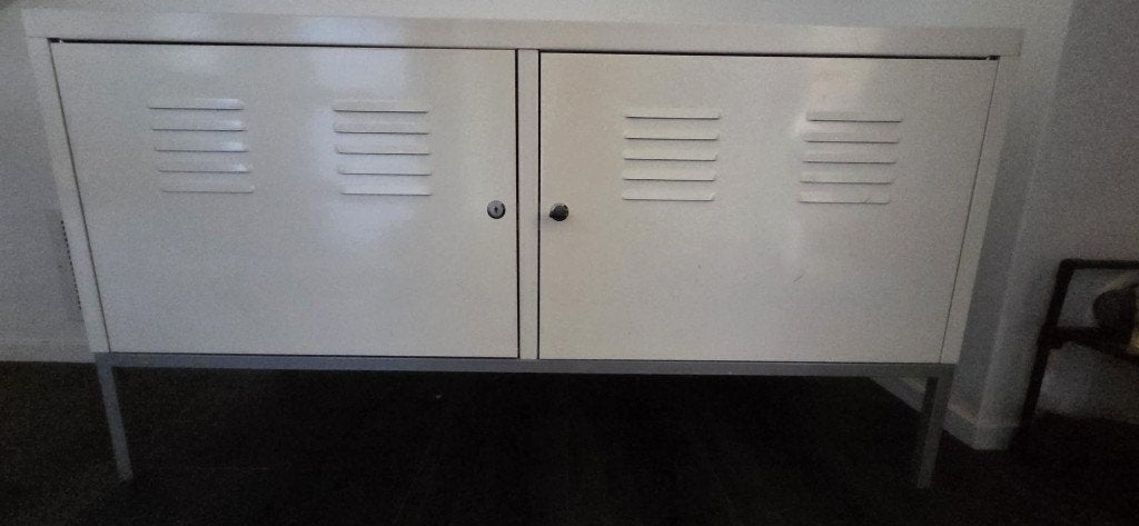 IKEA PS metalen kast – Wit – Industrieel & Afsluitbaar, Ophalen, Met deur(en), 100 tot 150 cm, Zo goed als nieuw