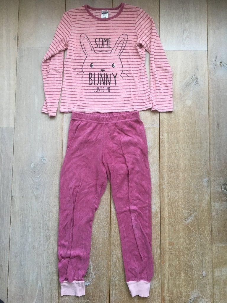 Zachte badstof pyjama 140 | roze/dark pink bunny print, Nacht- of Onderkleding, Gebruikt, Meisje, Ophalen of Verzenden