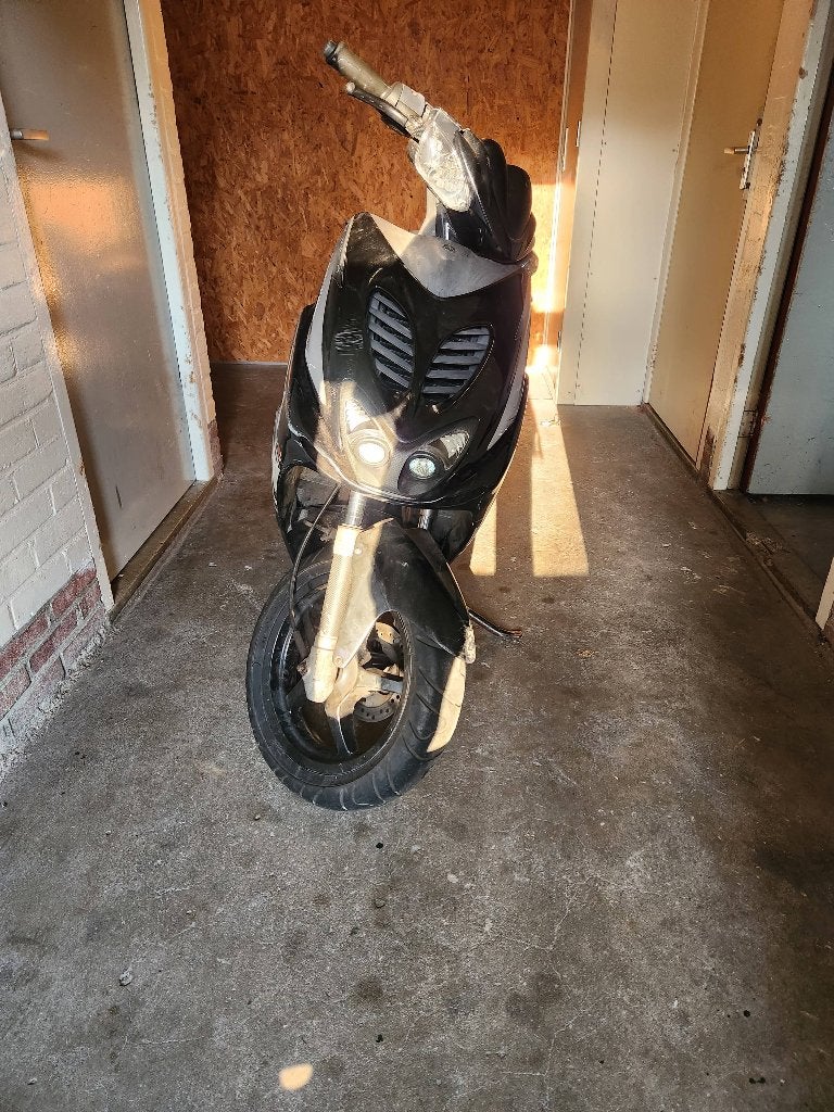 Yamaha Aerox Scooter - Zwart/Grijs, Fietsen en Brommers, Tweetakt, Gebruikt, Aerox, Maximaal 45 km/u