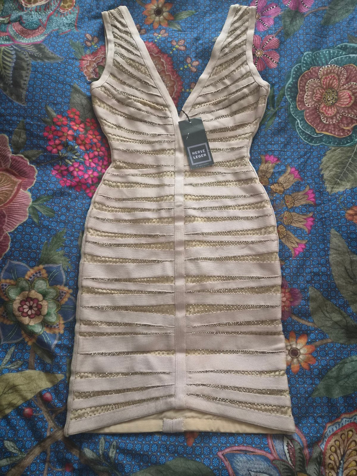 nieuw herve leger jurkje met prijsje goud xs Eliza, Kleding | Dames, Nieuw, Cocktailjurk, Ophalen of Verzenden, Maat 34 (XS) of kleiner