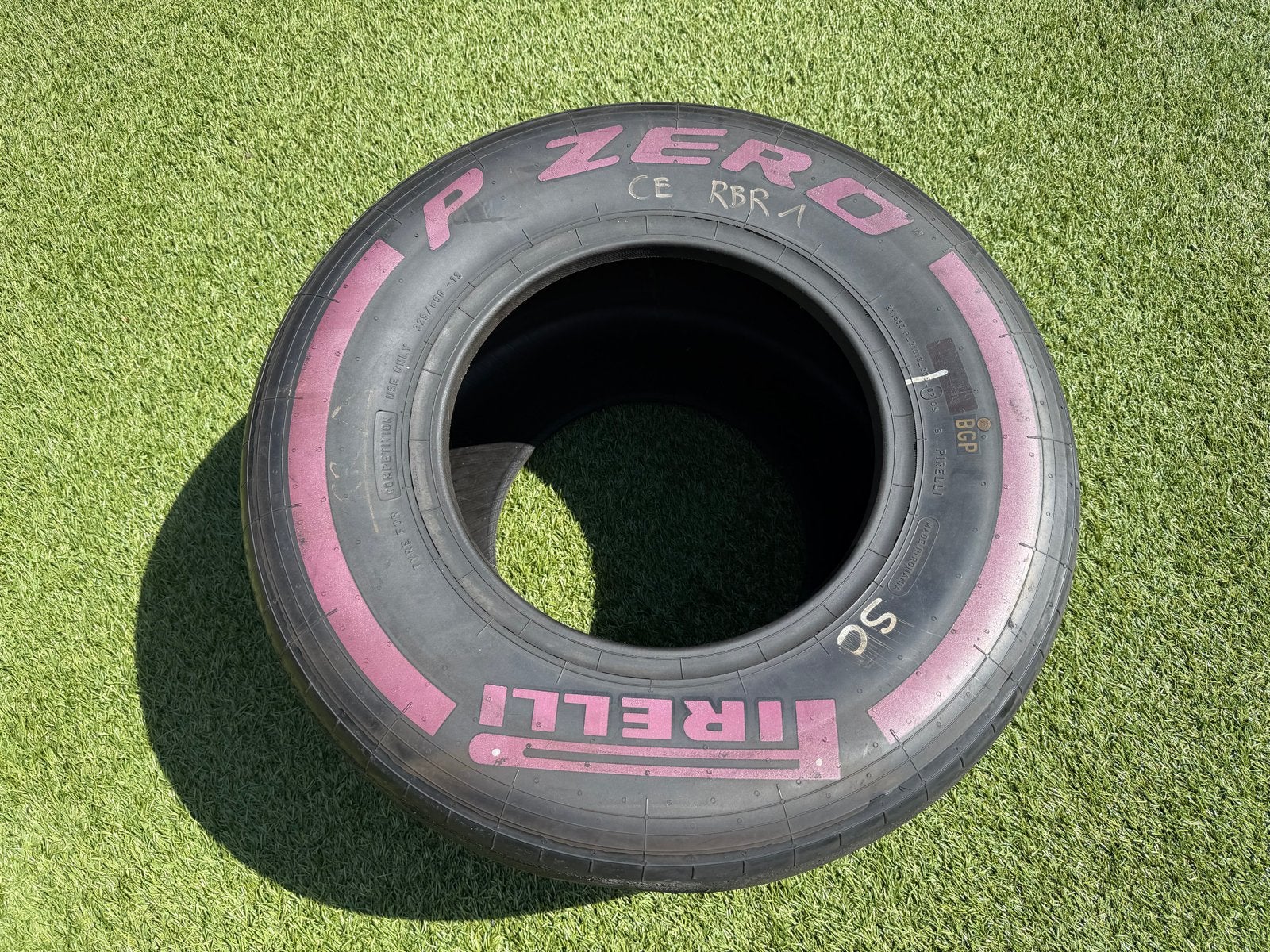 F1 Pirelli P Zero achterband Max Verstappen Red Bull Racing, Verzamelen, Ophalen of Verzenden, Gebruikt