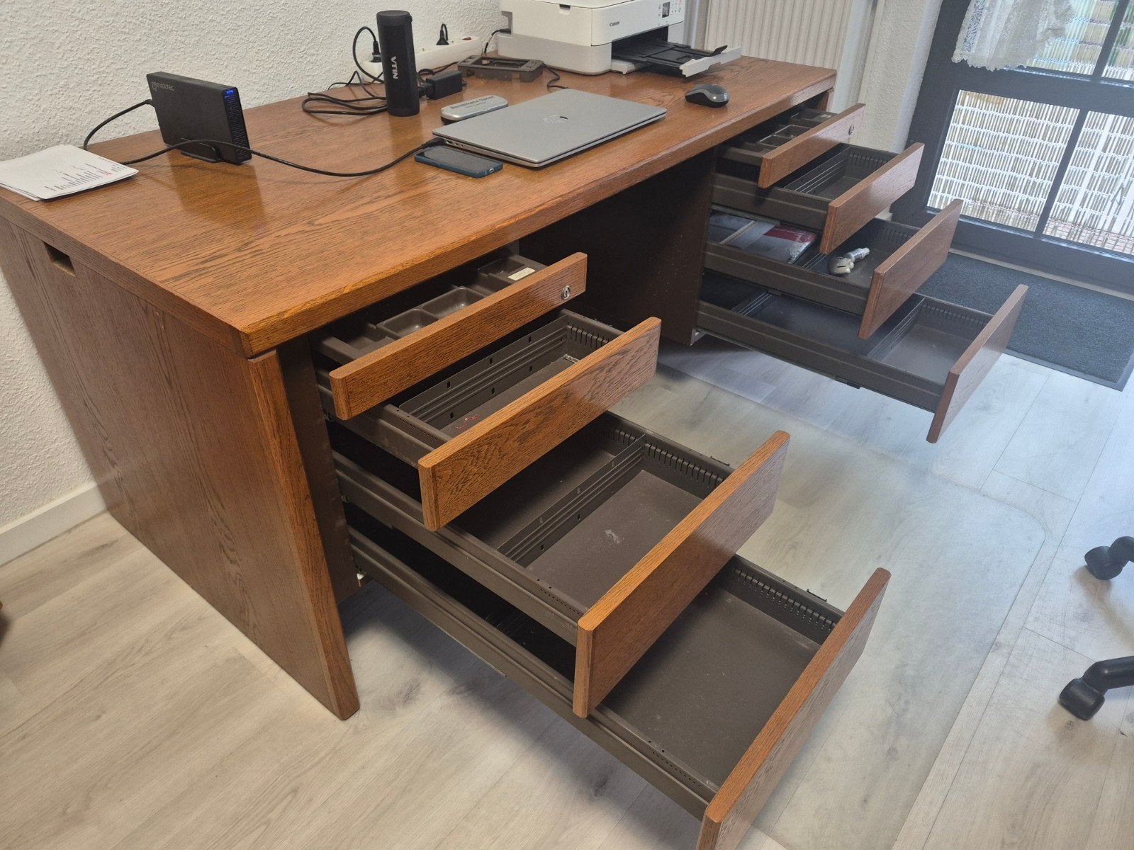 Stevig houten bureau met lades - ideaal voor thuiskantoor, Ophalen, Met lades, Gebruikt, Hout