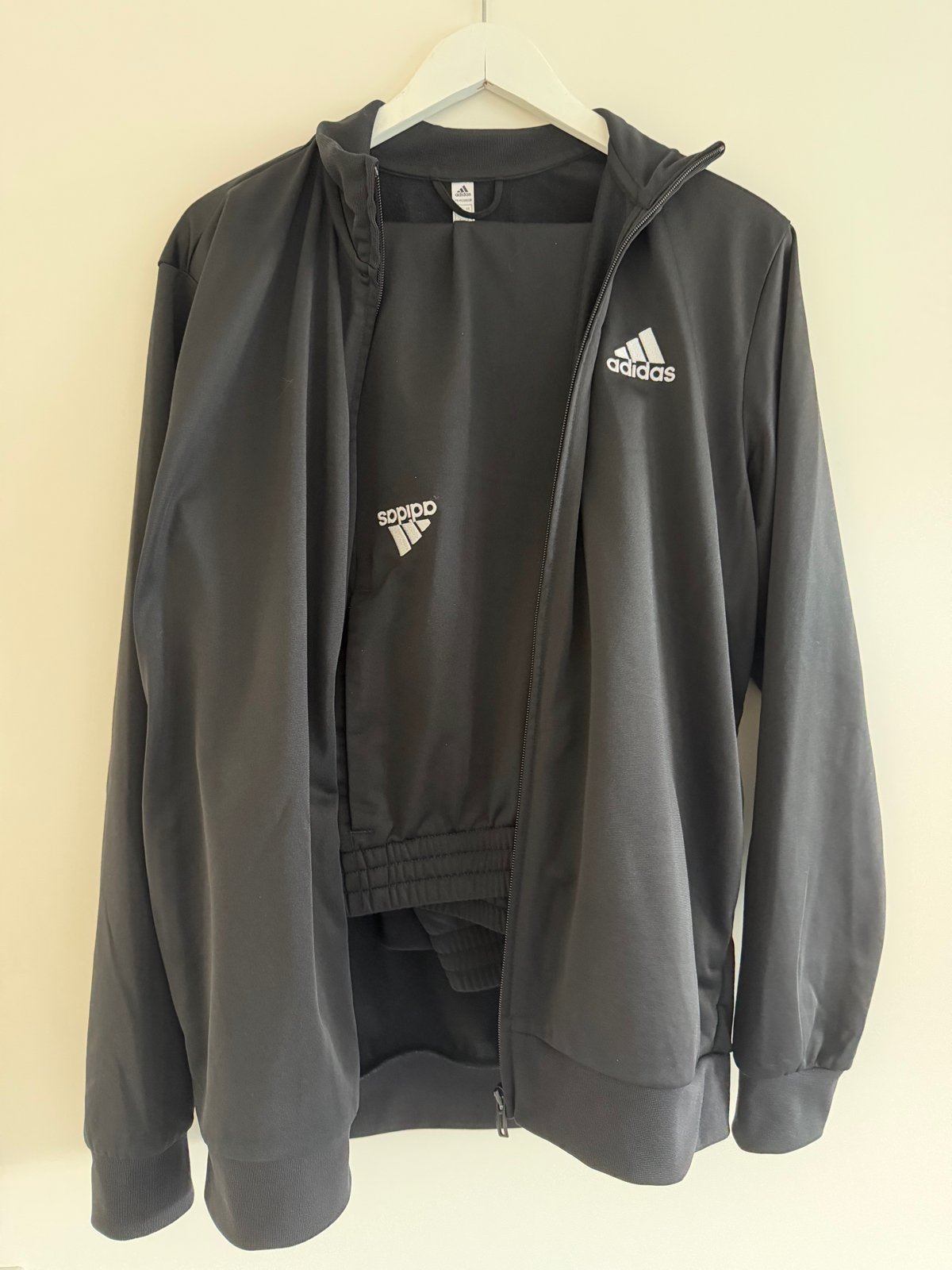 Adidas trainingspak zwart - Zo goed als nieuw, Maat 52/54 (L), Zwart, Ophalen of Verzenden, Zo goed als nieuw