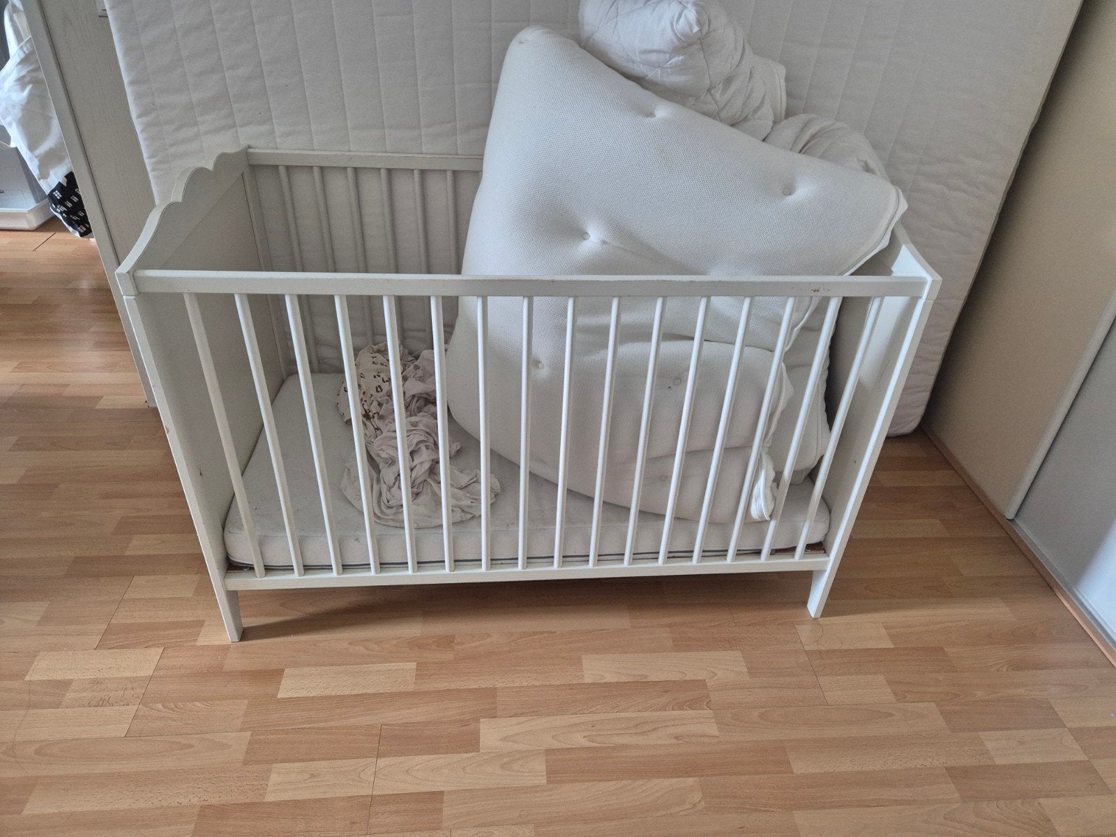 Foto 2 van Ledikant met matras (matras is nieuw) moet zsm weg