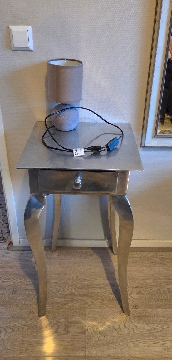 2 x Zilverkleurige bijzettafeltjes met lade, 10 € per stuk -, Ophalen, Gebruikt, Metaal of Aluminium