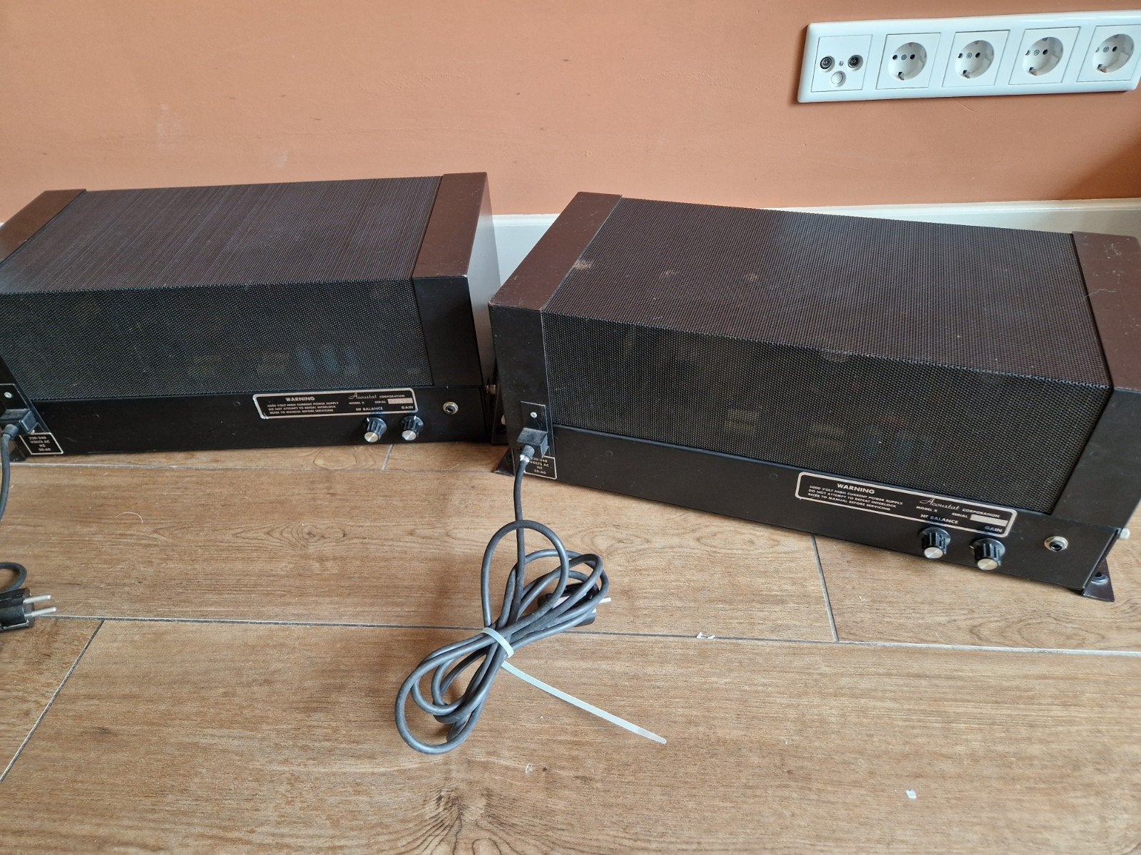 Twee Acoustat Model X versterkers lees text, Audio, Tv en Foto, Overige merken, Onbekend, Ophalen of Verzenden, Onbekend