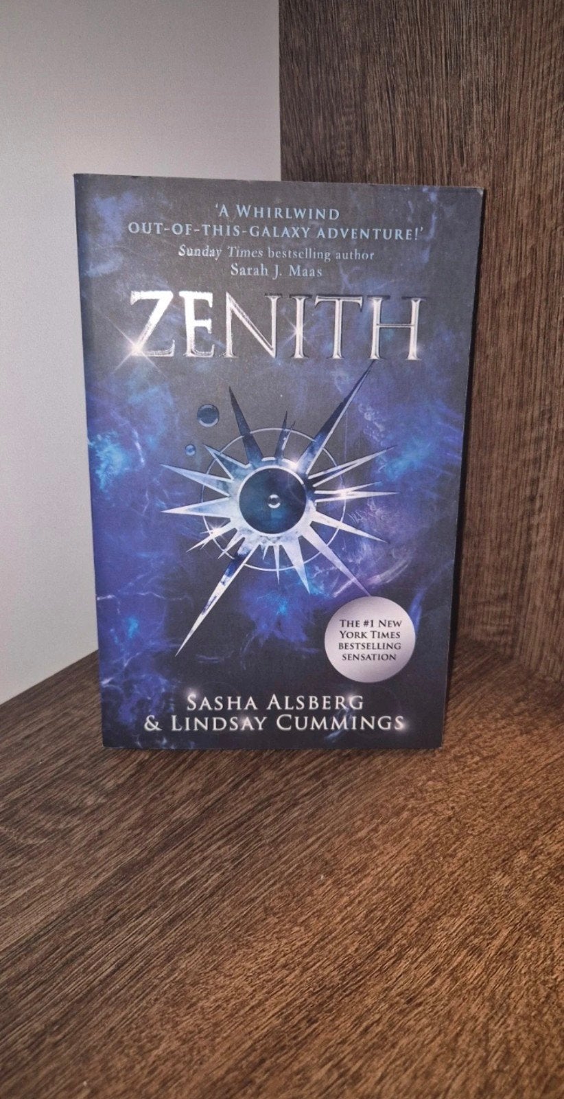 Zenith - Sasha Alsberg & Lindsay Cummings (Engels), Boeken, Ophalen of Verzenden, Zo goed als nieuw, Sasha Alsberg & Lindsay Cummings