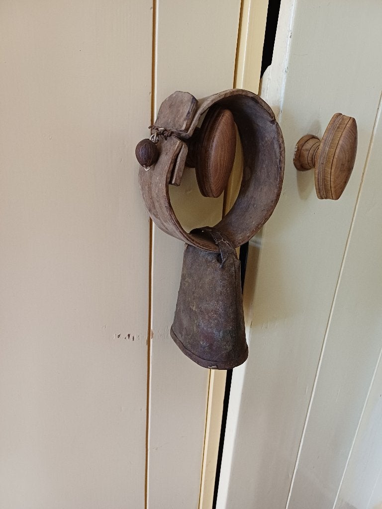 Antieke koebel met unieke houten halsband/juk, Ophalen of Verzenden