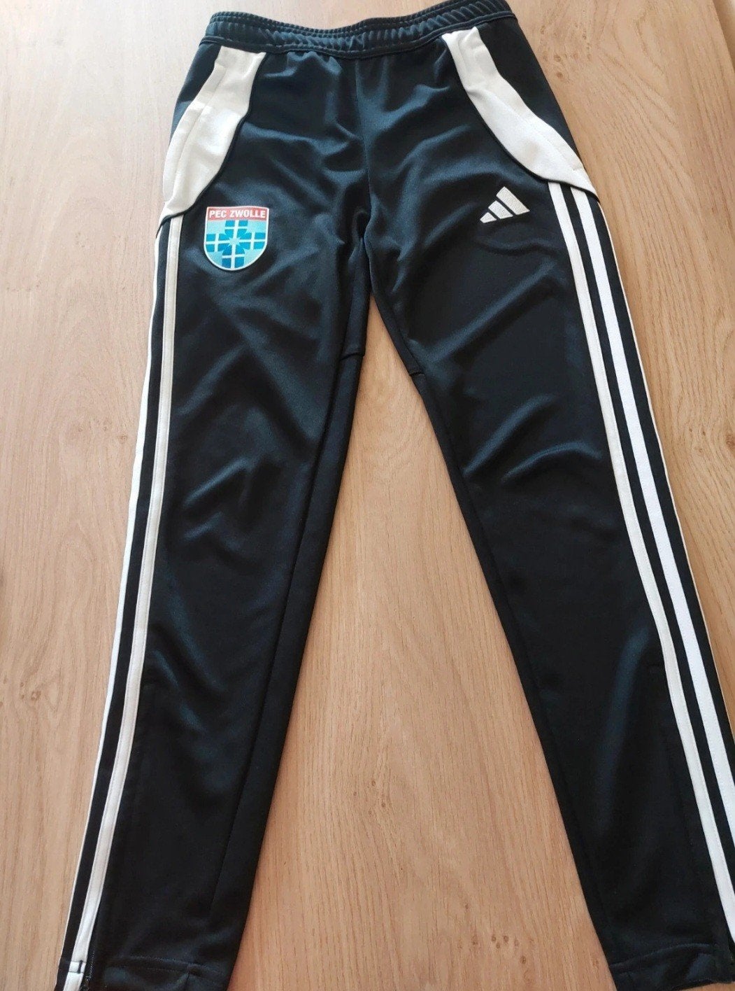 PEC Zwolle trainingsbroek - z.g.a.n. - maat 152, Kinderen en Baby's, Kinderkleding | Maat 152, Broek, Adidas, Jongen of Meisje