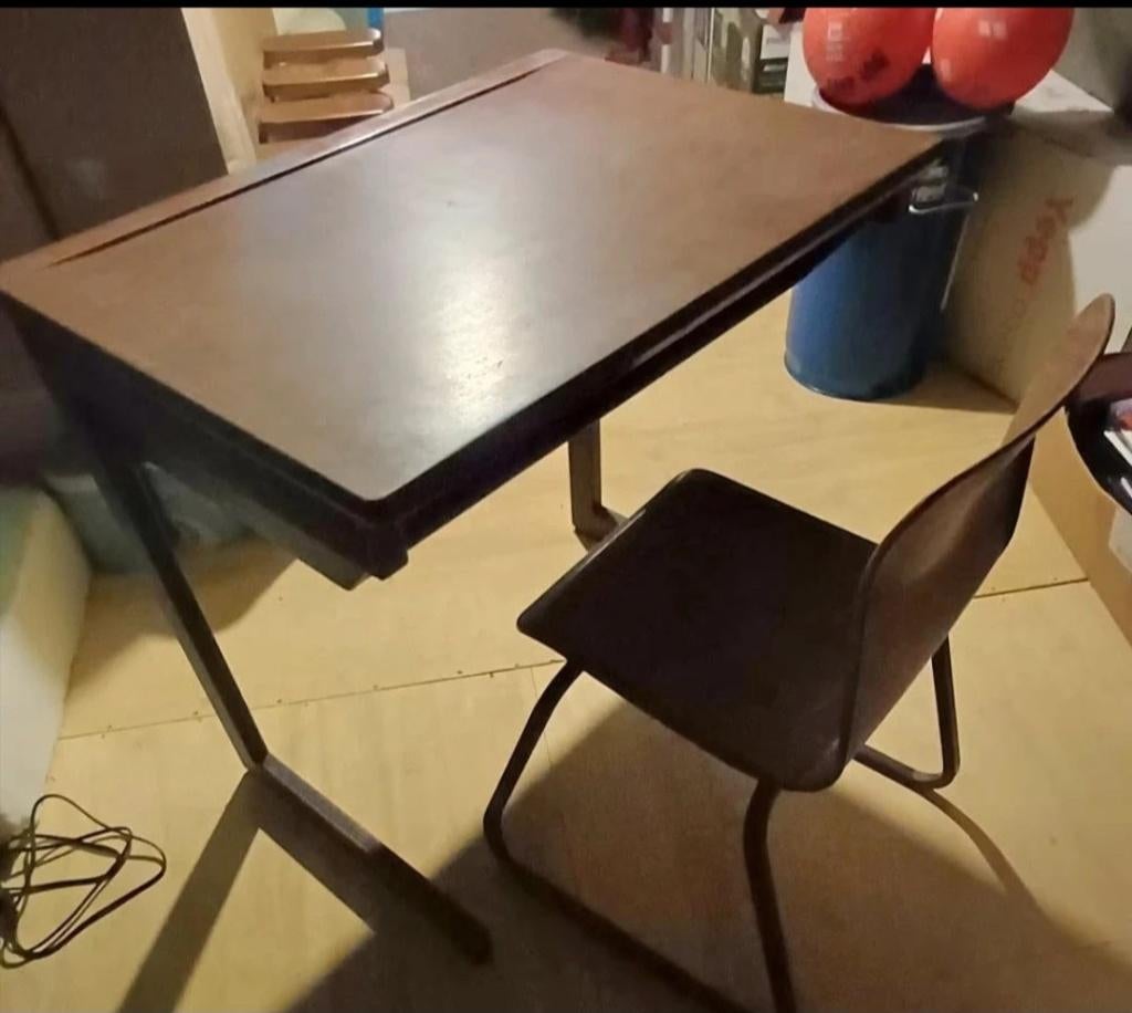 Thur op seat schoolbankje en tafel, Ophalen, Zo goed als nieuw, Bruin, Eén