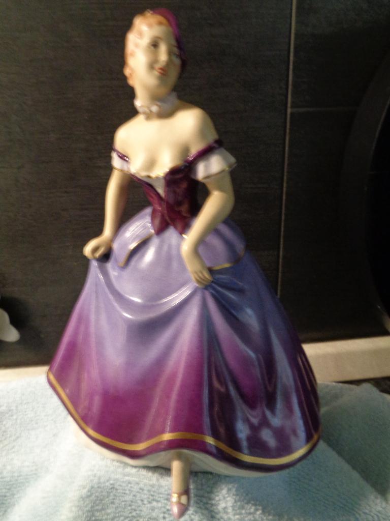 vintage beeld lady in purple van royal dux, Antiek en Kunst, Ophalen of Verzenden