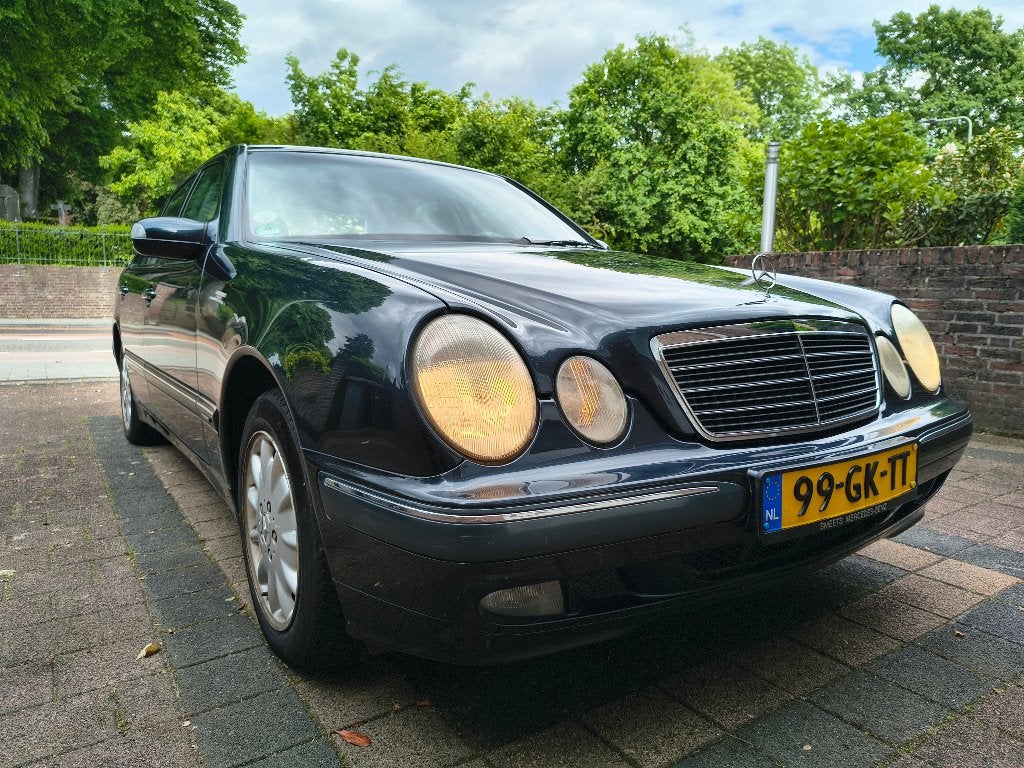 Mercedes E200 Kompressor Elegance Automaat (W210) 2001, Auto's, Mercedes-Benz, Automaat, 1998 cc, 4 cilinders, 75 €/maand