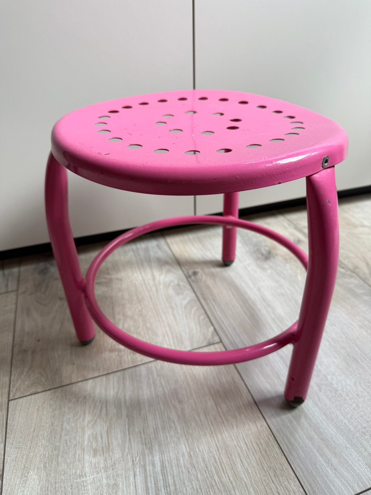 Roze metalen krukje buisframe, Huis en Inrichting, Krukjes, Ophalen, Zo goed als nieuw, Hout