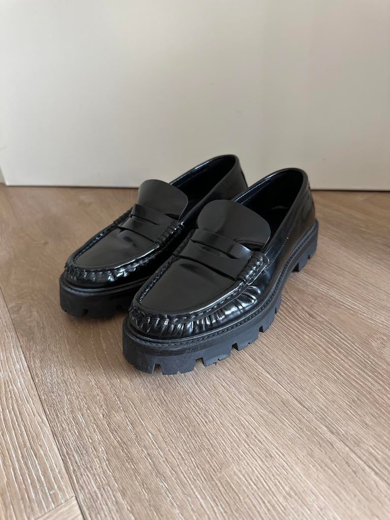 Massimo Dutti Zwarte Lakleren Loafers Maat 37, Kleding | Dames, Schoenen, Ophalen of Verzenden, Zo goed als nieuw, Instappers