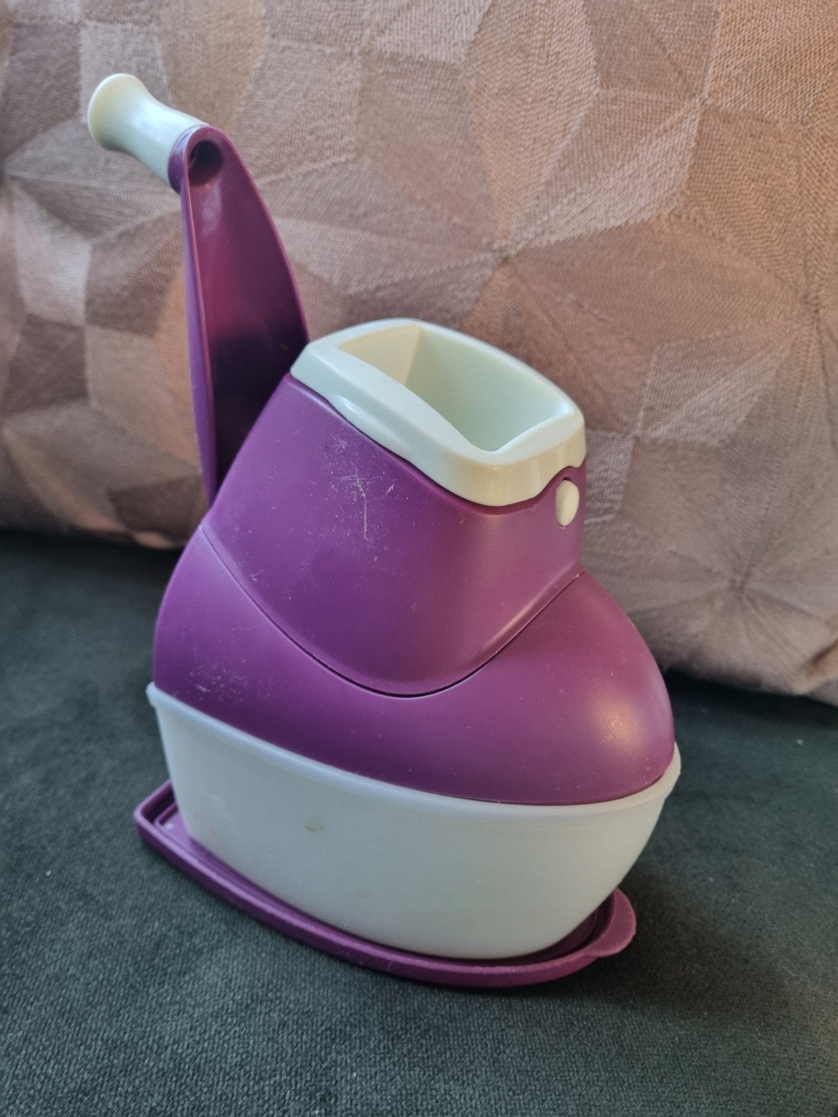 Tupperware Kaasrasp / Kaasmolen Paars, Huis en Inrichting, Keuken | Tupperware, Gebruikt, 400 ml, Paars, Overige typen