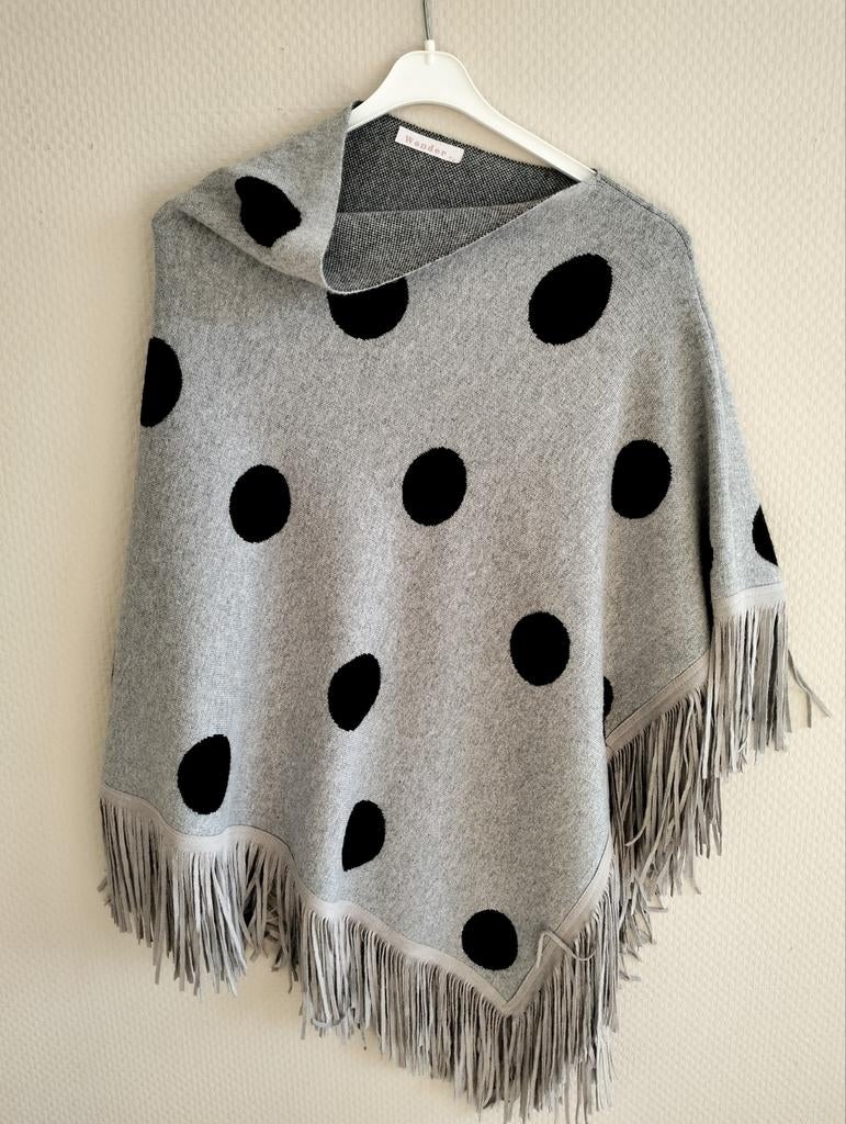 Grijze poncho met zwarte stippen en franjes, Ophalen of Verzenden, Zo goed als nieuw, Grijs