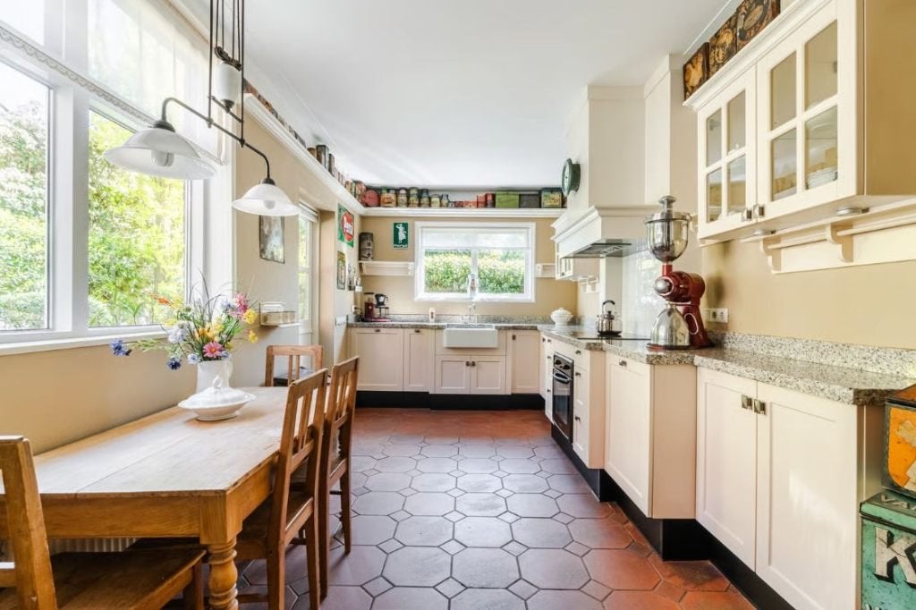 Landelijke hoekkeuken met granieten blad en inbouwapparatuur, Ophalen, Gebruikt, Hoekkeuken, Graniet of Steen