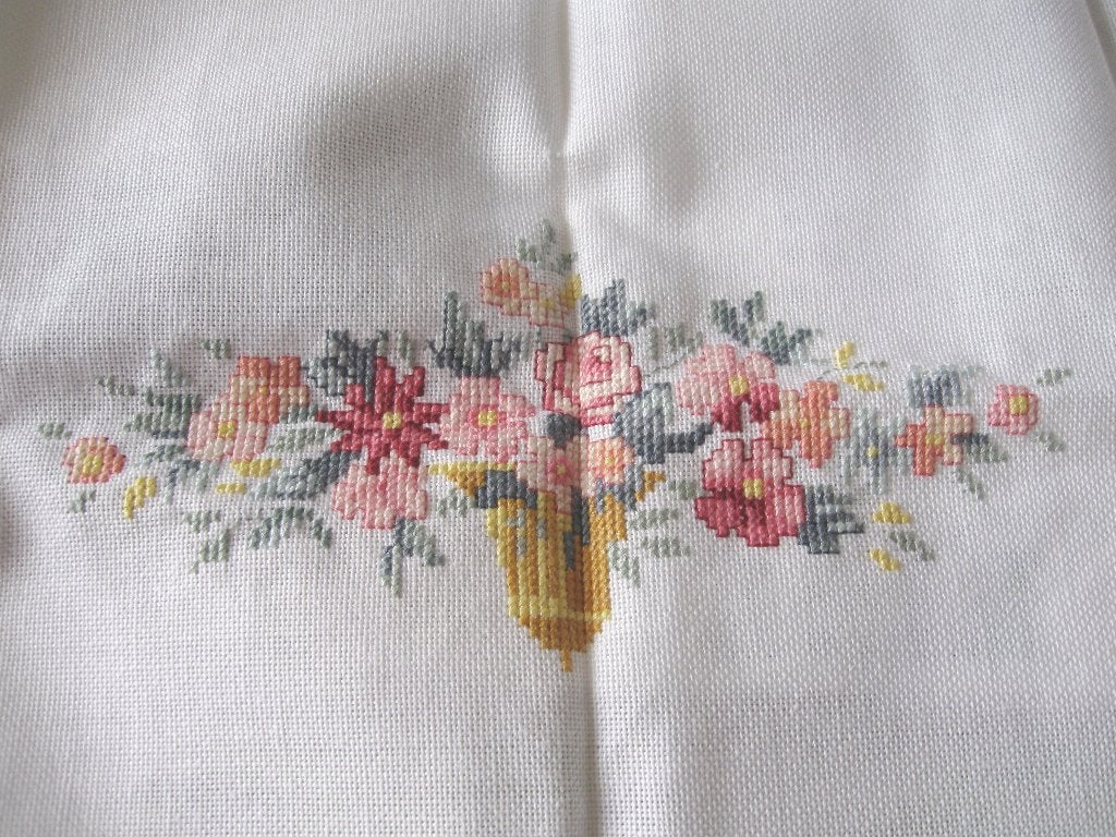 Loper met borduurwerk Wedgewood patroon ? zie foto's, Huis en Inrichting, Keuken | Textiel, Ophalen of Verzenden, Nieuw, Wit, Tafelkleed of Tafelzeil
