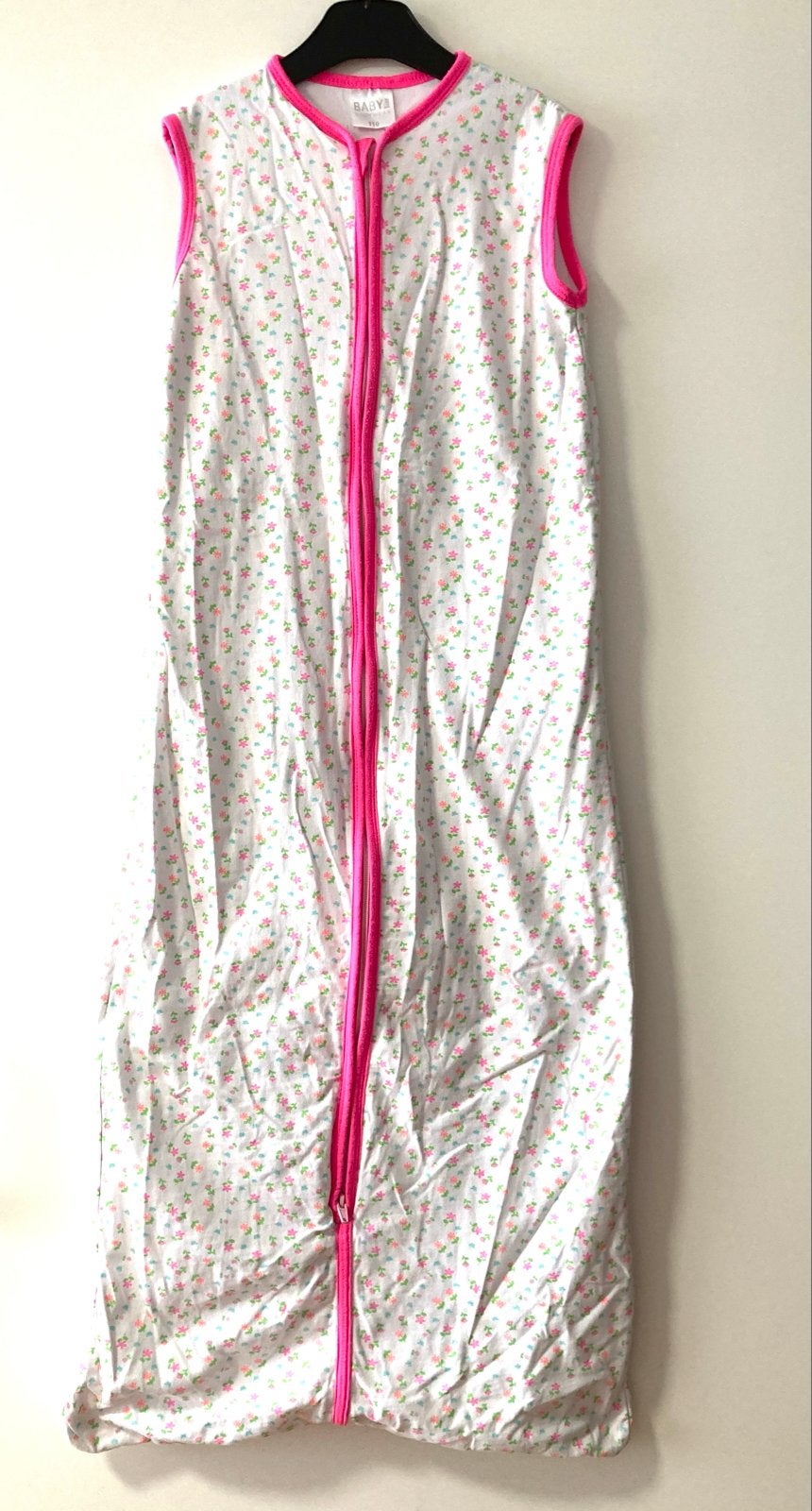 Slaapzak met bloemenprint en roze rits - Maat 110, Zo goed als nieuw, 110 cm, Slaapzak, Wit