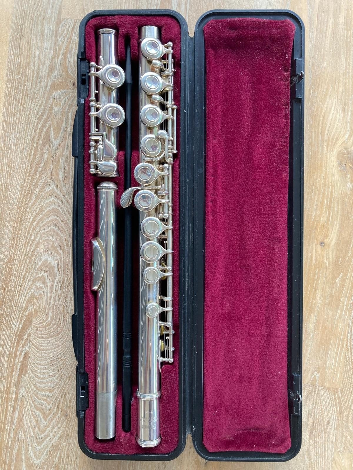 Yamaha Dwarsfluit YFL-211Sii met lessenaar en standaard, Muziek en Instrumenten, Blaasinstrumenten | Dwarsfluiten en Piccolo's