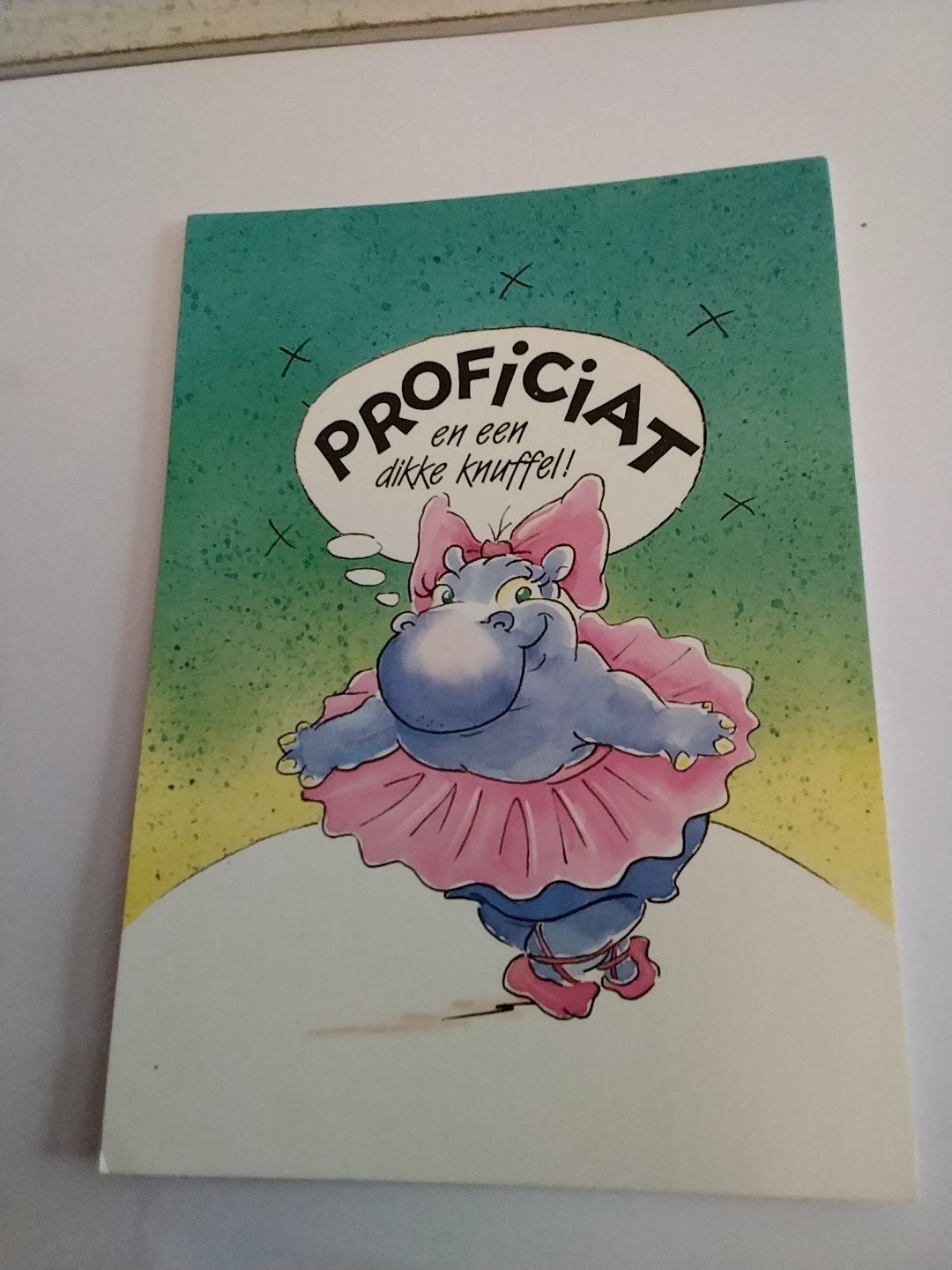 Vintage kaart nijlpaard ballerina 'Proficiat' Joan Engels, Verzamelen, Ophalen of Verzenden, 1980 tot heden, Gelopen