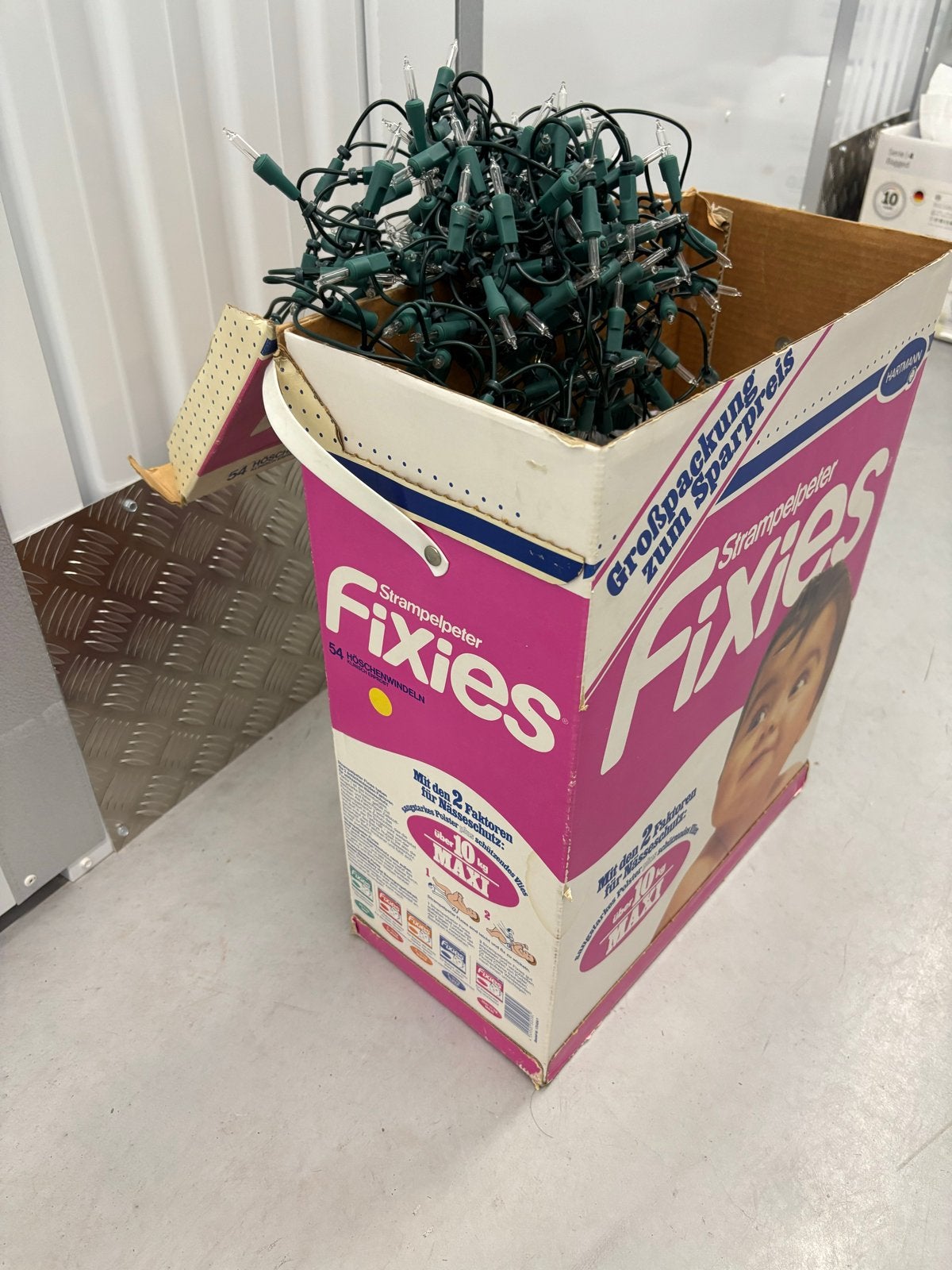 Doos vol met kerstlampjes, Ophalen