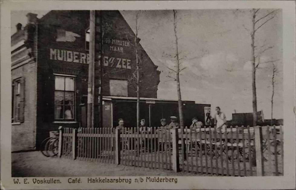 Fotokaart Café W.E. Voskuilen Hakkelaarsbrug n/b Muiderberg, Verzenden, 1920 tot 1940, Ongelopen, Noord-Holland