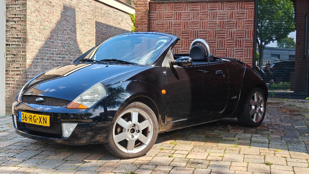 Ford Ka 1.6 Streetka - CABRIO - 2003 Zwart, Auto's, Ford, Elektrische ramen, 40 €/maand, Zwart, Leder