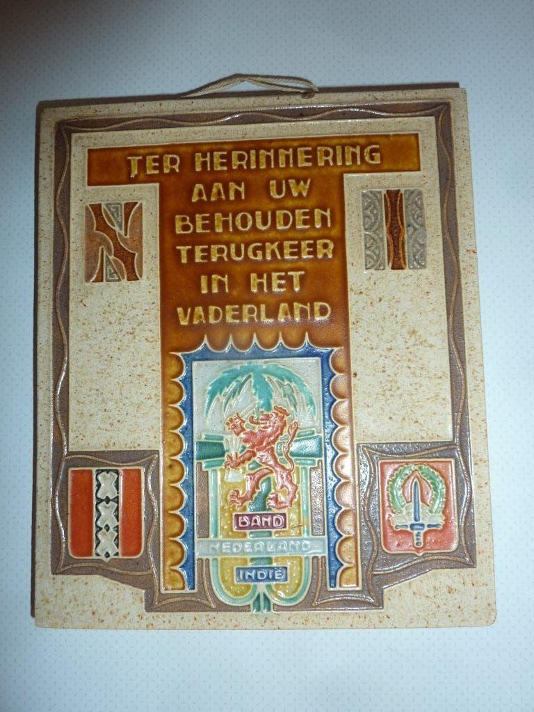 Herdenking tegeltje. Nederlans Indie., Antiek en Kunst, Antiek | Wandborden en Tegels, Ophalen of Verzenden