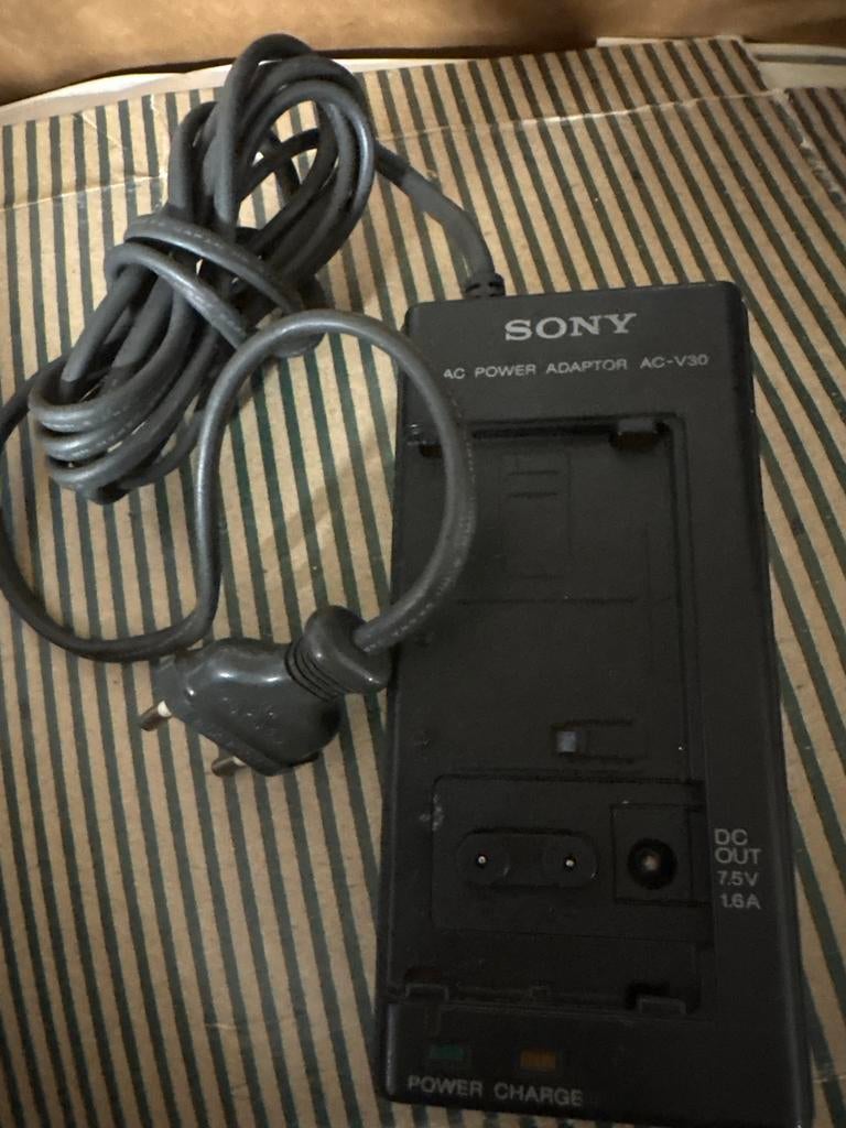 Sony AC Power Adaptor AC-V30 Oplader, Ophalen of Verzenden, Gebruikt
