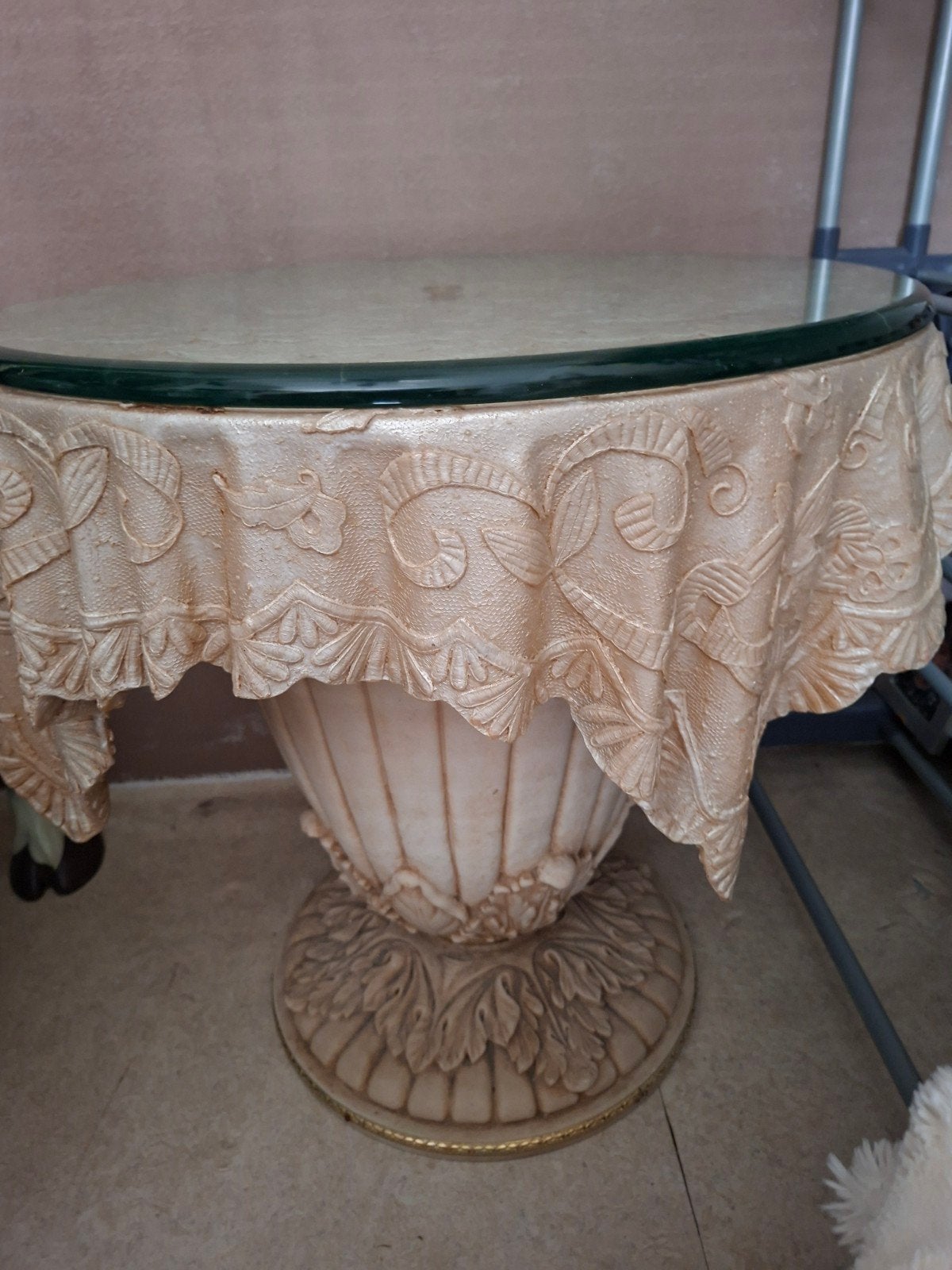 Decoratieve bijzettafel met glazen blad, Minder dan 55 cm, Gebruikt, Rond, Ophalen of Verzenden