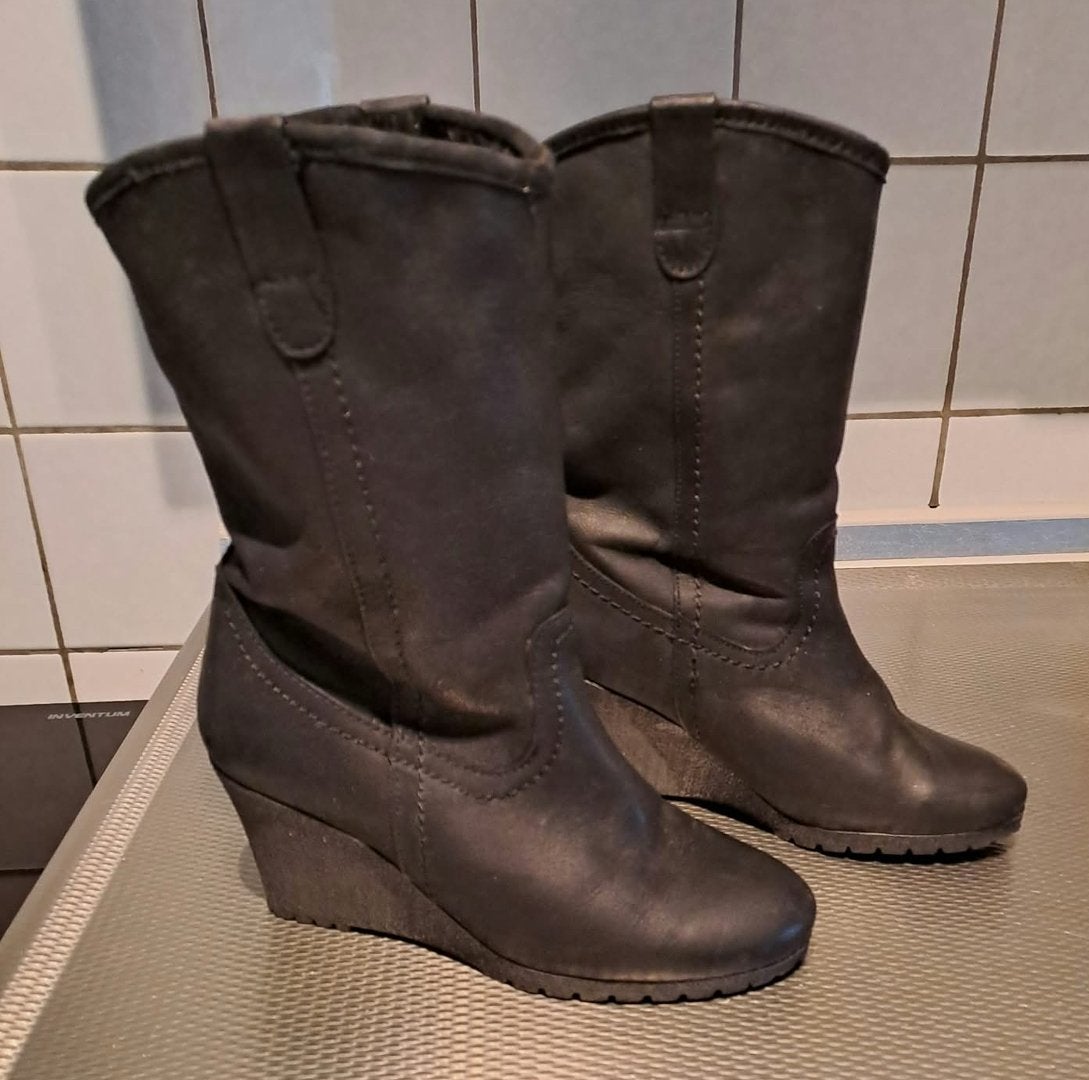 Halfhoge zwarte laars met sleehak maat 36, Zwart, Lage of Enkellaarzen, Ophalen of Verzenden, Zo goed als nieuw