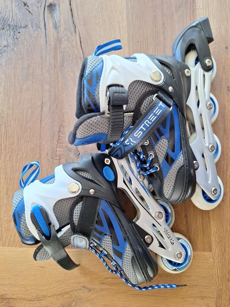 Skeelers in nieuwstaat met nieuwe beschermers (maat 31-34), Verstelbaar, Kinderen, Zo goed als nieuw, Inline skates 4 wielen