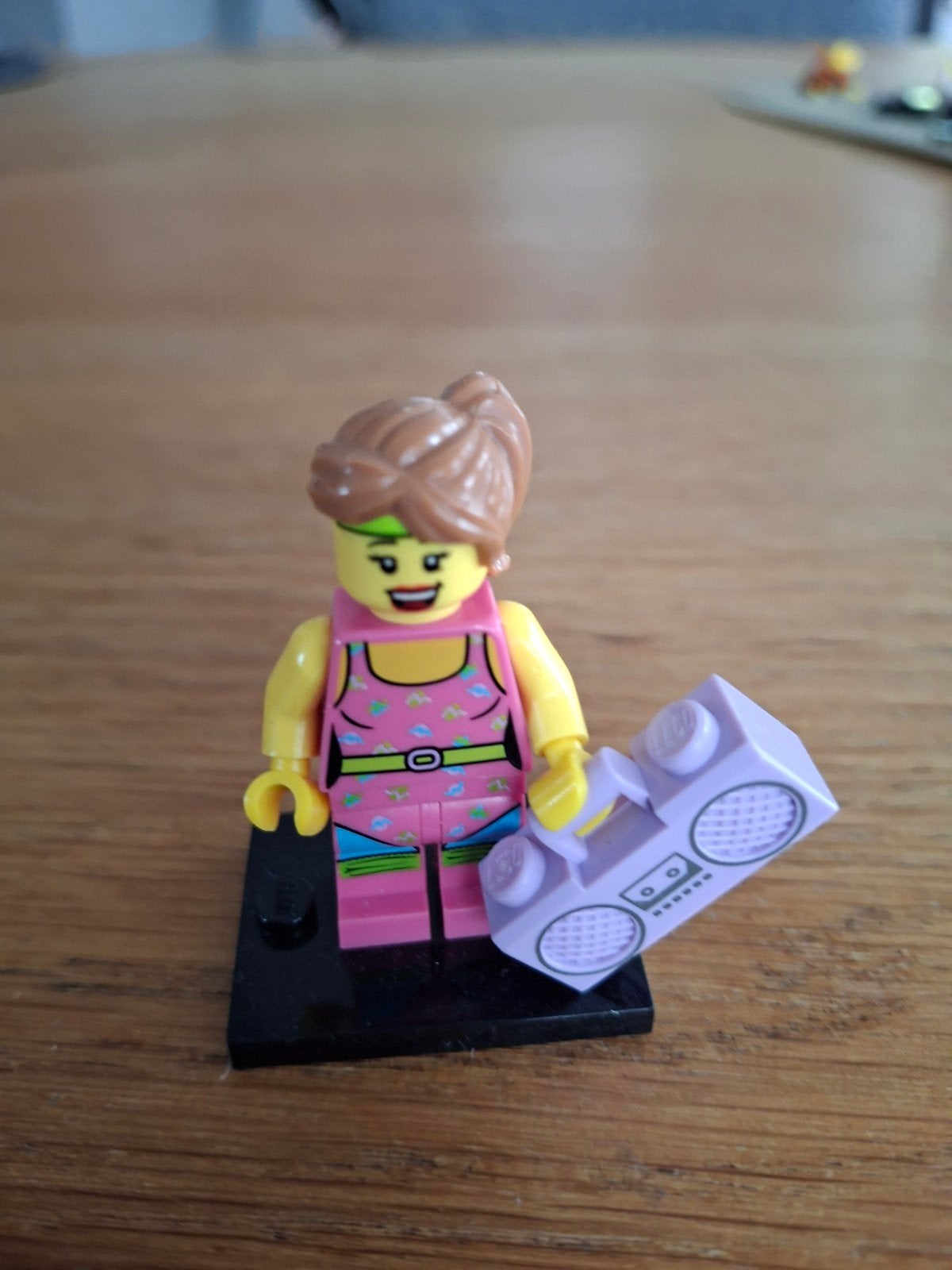 Lego Minifiguur Aerobics Instructrice met Boombox, Ophalen of Verzenden