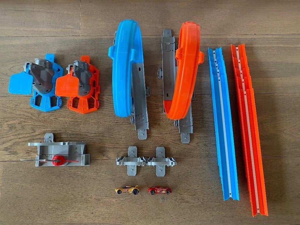 Hot Wheels Action dubbele looping racetrack, Kinderen en Baby's, Speelgoed | Racebanen, Racebaan, Ophalen of Verzenden, Zo goed als nieuw