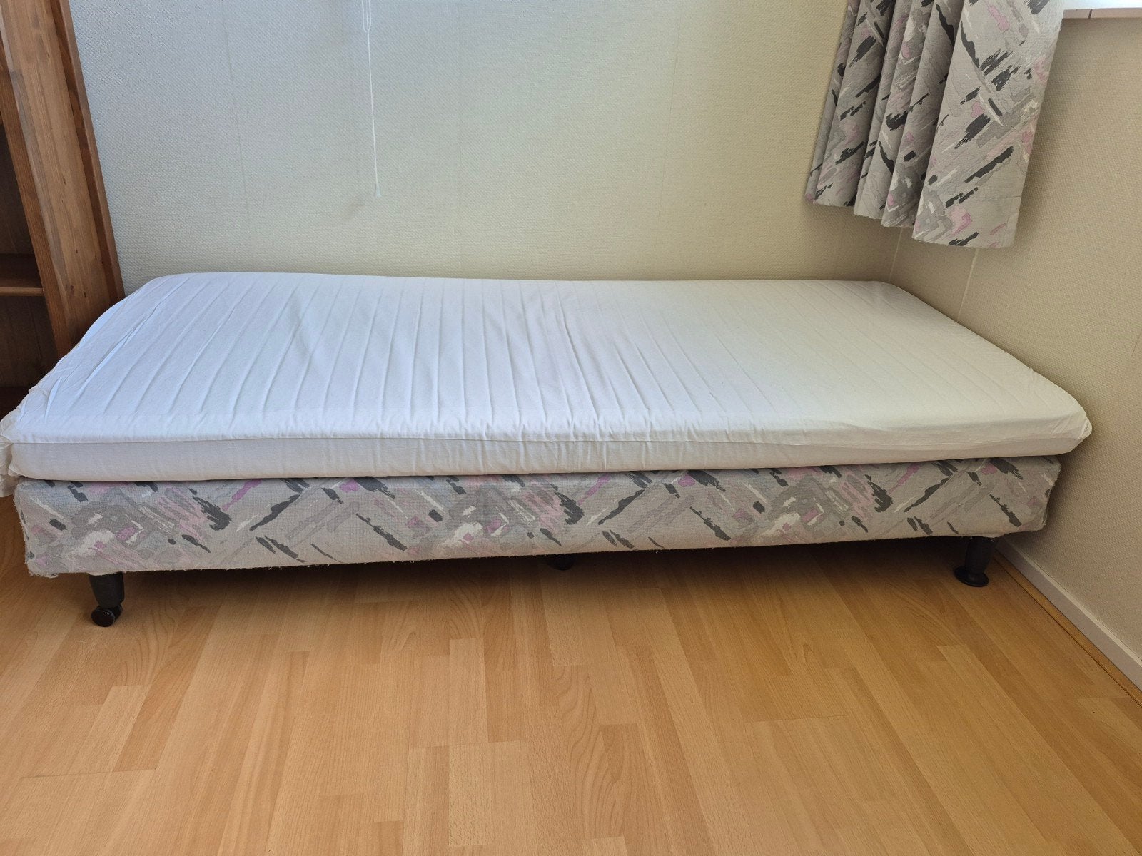 Eenpersoonsbed met matras en wieltjes, Ophalen, Gebruikt, 90 cm, Eenpersoons