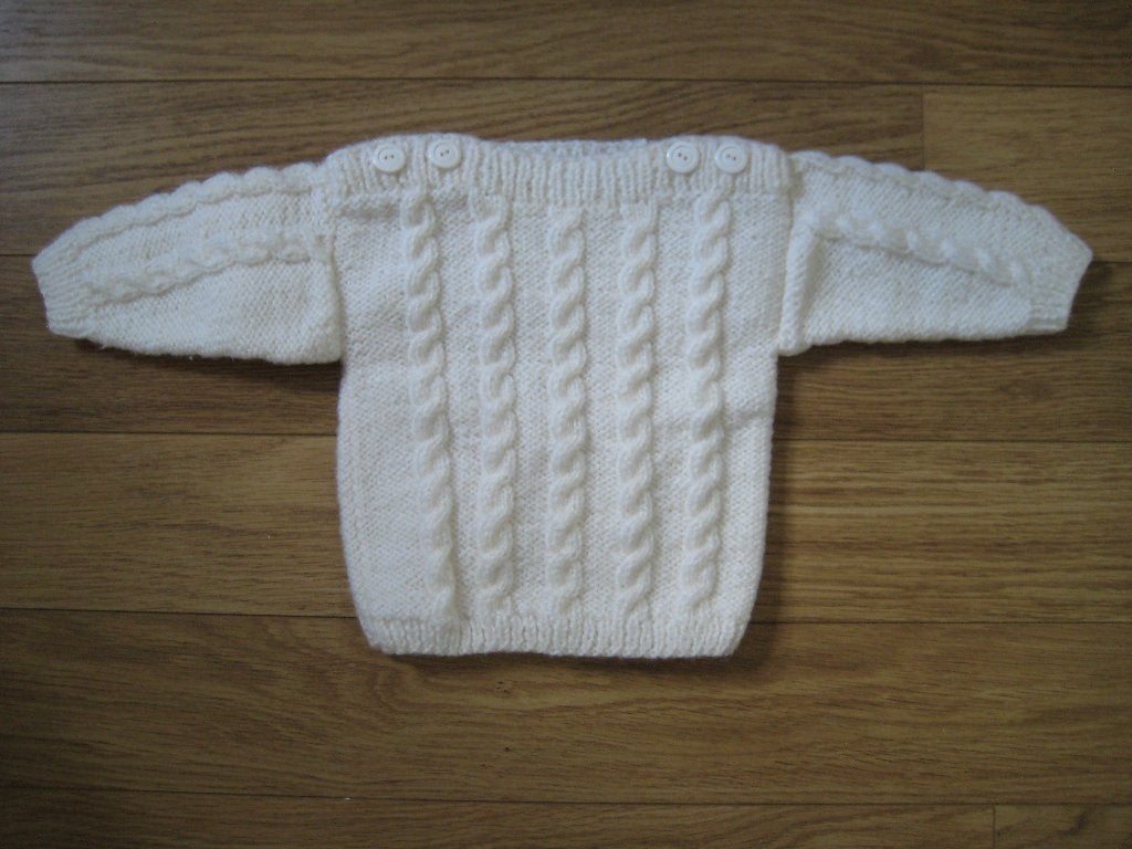 Roomwitte kabeltrui maat 56 met 4 knopen en 5 kabels ZGAN, Ophalen of Verzenden, Zo goed als nieuw, Onbekend, Truitje of Vestje