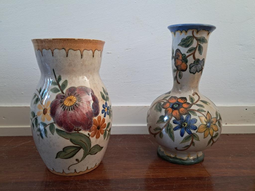 Set van 2 handgeschilderde vazen, Gouda Holland, Antiek en Kunst, Antiek | Vazen, Ophalen of Verzenden