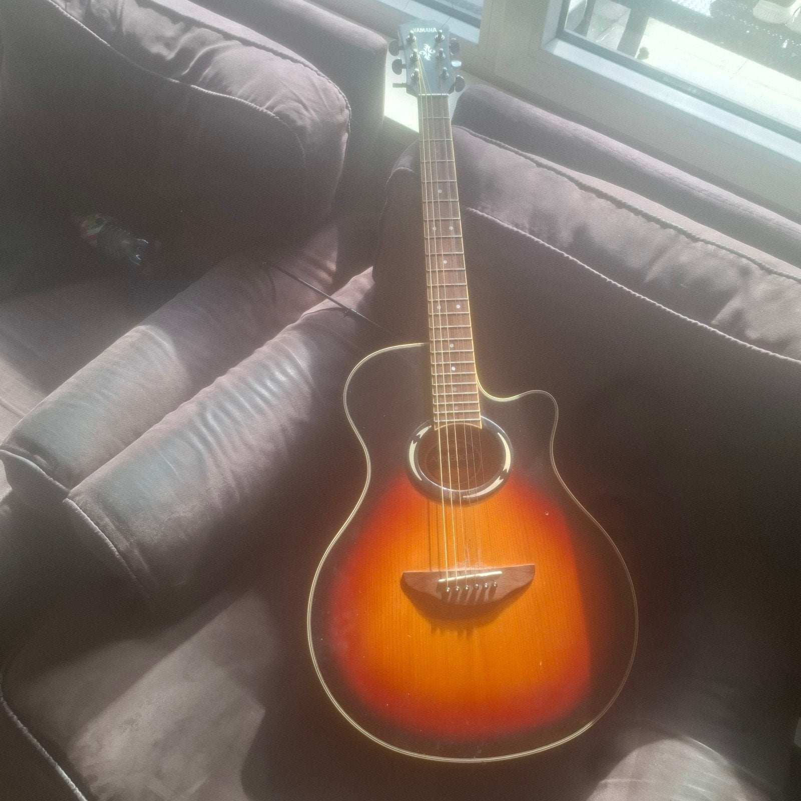 Yamaha APX500III Western gitaar - Krasjes, 1 snaar mist, Muziek en Instrumenten, Ophalen, Gebruikt, Western- of Steelstringgitaar