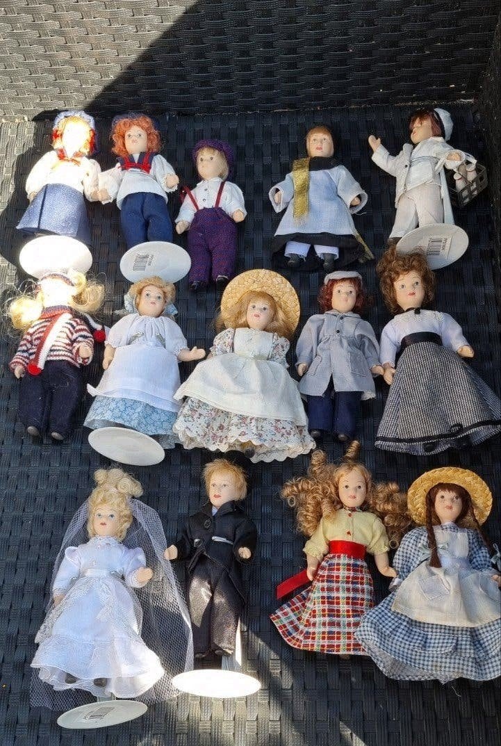 Collectie porseleinen poppen in diverse klederdracht, Ophalen of Verzenden, Zo goed als nieuw, Pop