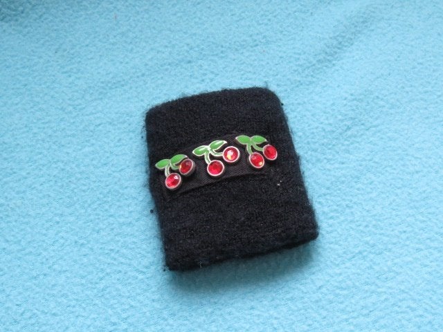 Zweetbandje polsbandje wristband met 3 kersenbroches, Ophalen of Verzenden, Zo goed als nieuw, Handschoenen