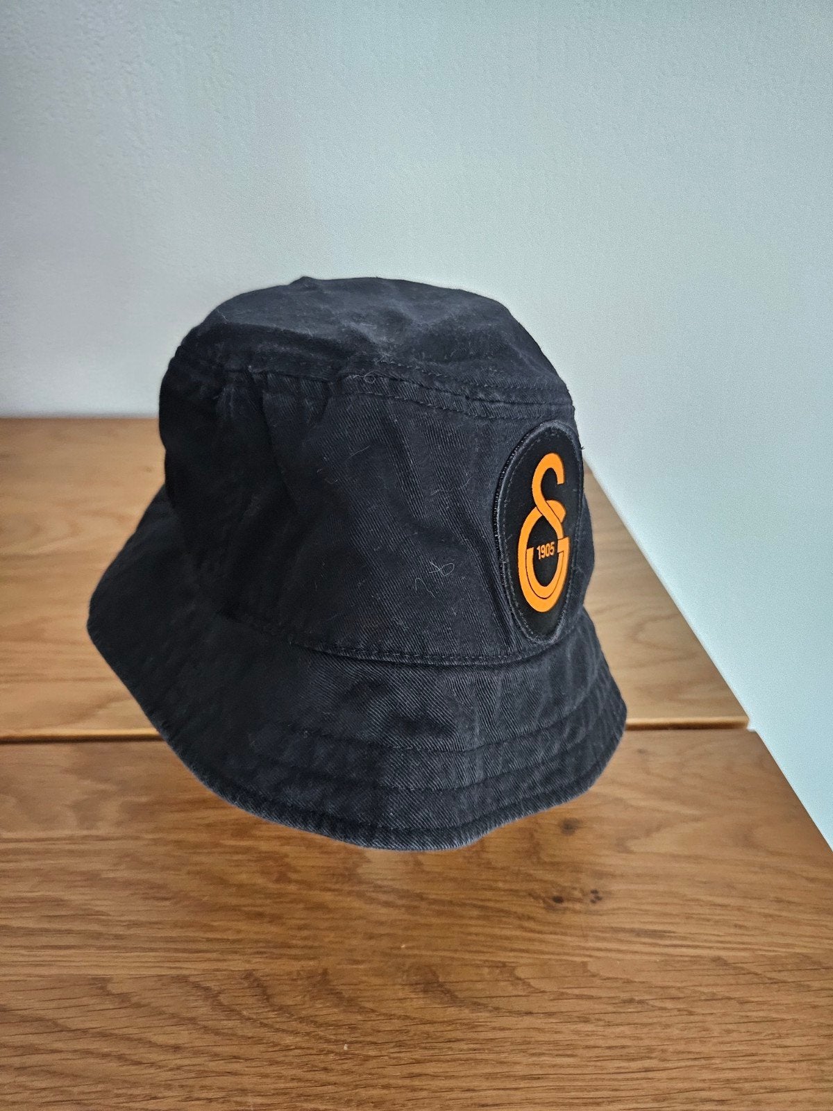 Galatasaray Zwarte Bucket Hat met Logo - Zo Goed als Nieuw, Kleding | Dames, Hoeden en Petten, Hoed, One size fits all, Ophalen of Verzenden