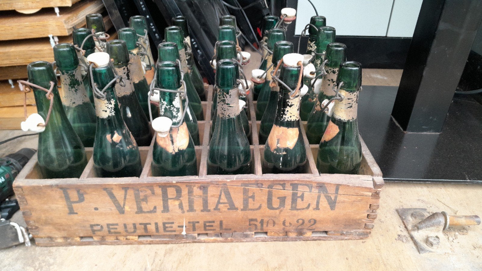 Antieke houten bierkrat met beugel flessen van de belgische, Verzamelen, Ophalen, Gebruikt