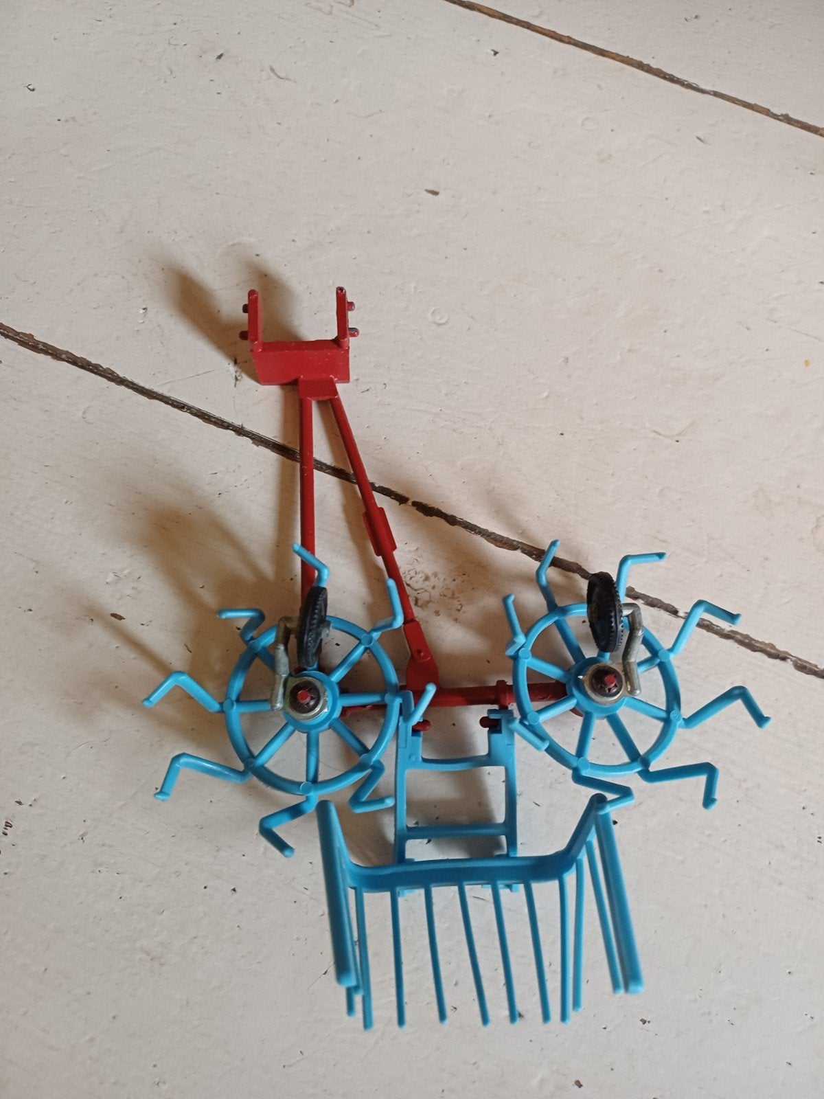 Miniatuur tractor werktuig - ploeg/hark, Ophalen of Verzenden, Gebruikt
