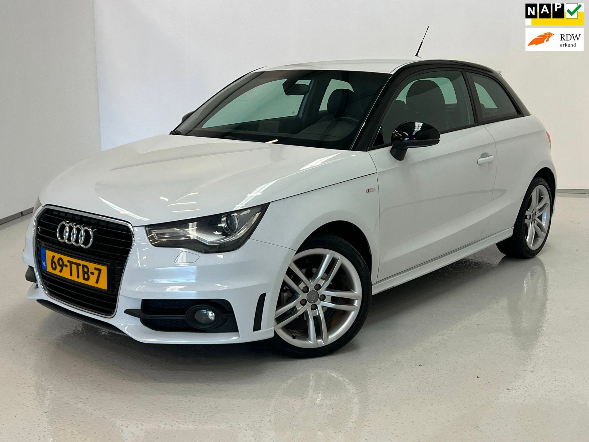 Audi A1 1.2 TFSI / S Line / NL-auto / Xenon / Navi / Clima, Voorwielaandrijving, Euro 5, Zwart, 4 cilinders