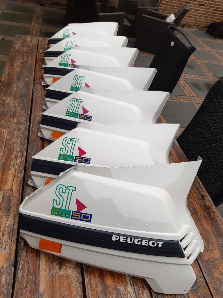 Zijkap Peugeot Rapido origineel NEW OLD STOCK!!, Fietsen en Brommers, Brommeronderdelen | Scooters, Nieuw, Peugeot, Kap, Ophalen of Verzenden