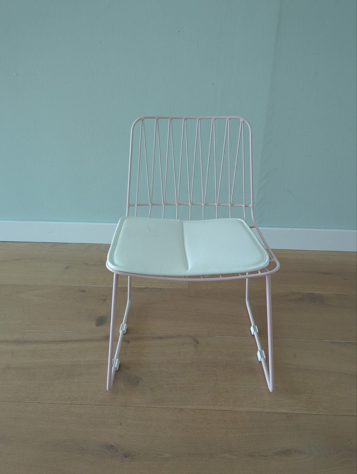 Roze metalen kinderstoeltje met kussenl, Kinderen en Baby's, Kinderstoelen, Ophalen, Zo goed als nieuw